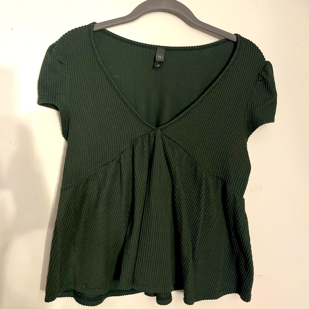Hunter Green babydoll top, super flattering neckline! Size: Medium